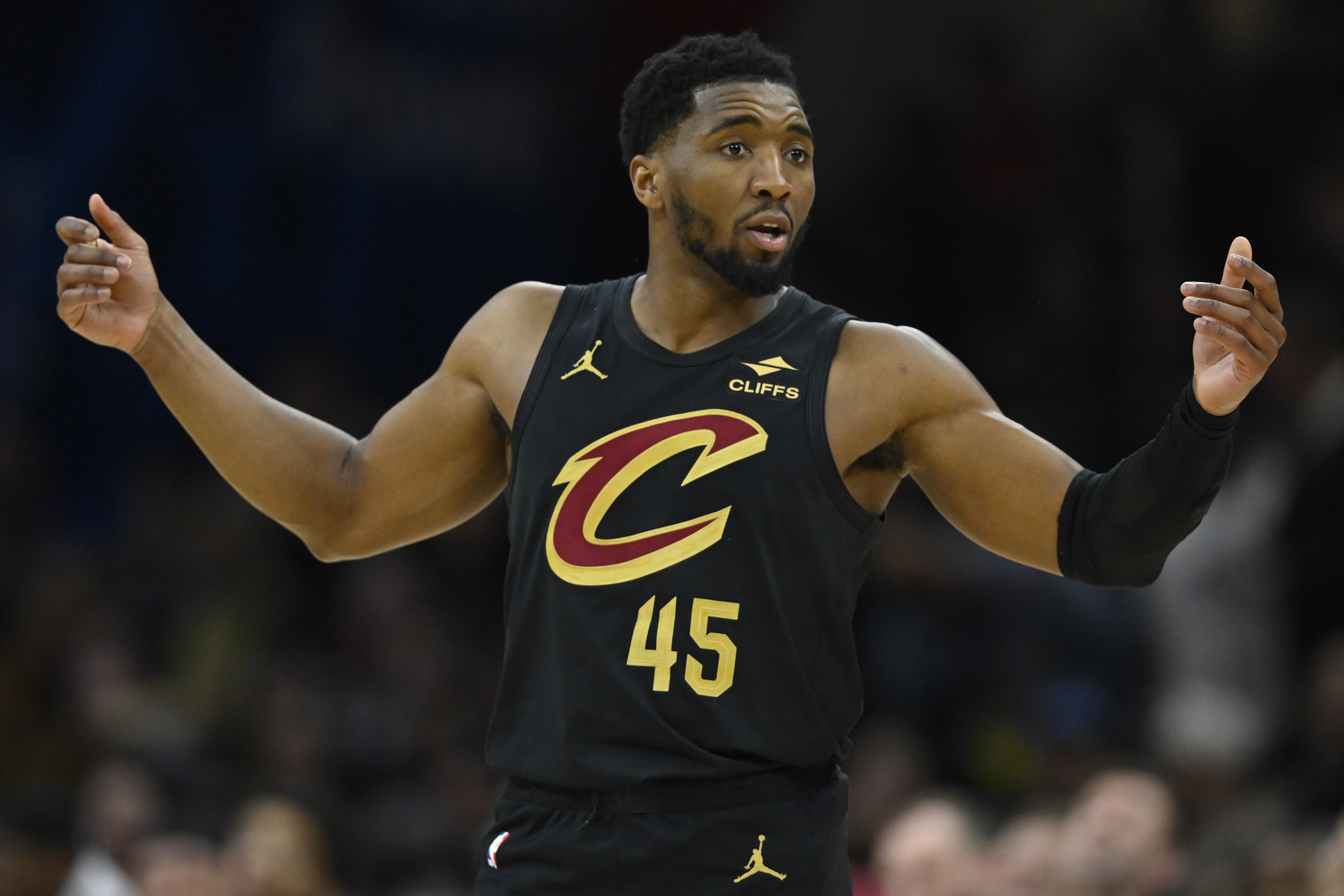 海星体育APP-再加把劲儿！米切尔半场首发17分钟 13中6&amp;三分4中1砍16分2板